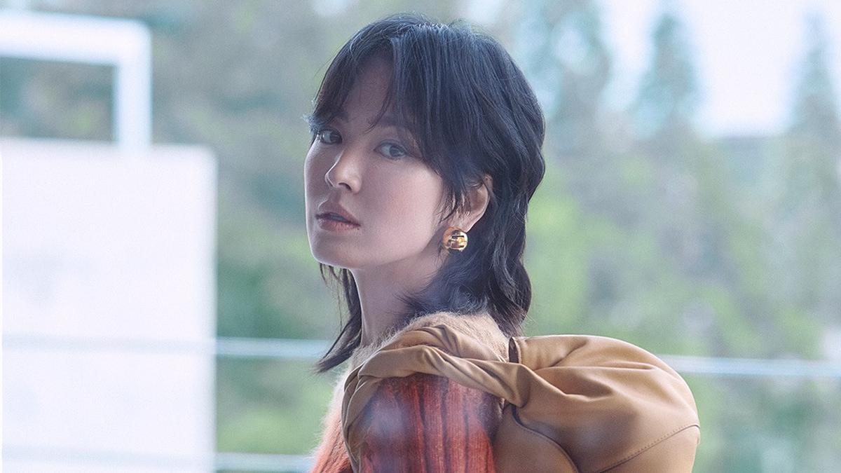 Manglingi! Song Hye Kyo Tampil Fresh dengan Rambut Wolf Cut Sambil Jinjing Tas Rp79,5 Juta