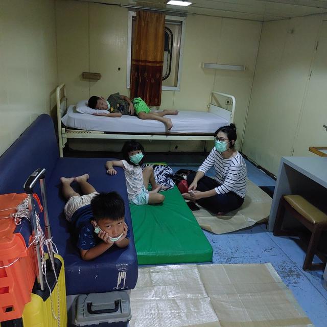 Sejumlah turis dievakuasi dari Pulau Kariminjawa menggunakan Kapal Pelni