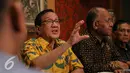 Akbar Tanjung  (kedua kanan) memberikan konferensi pers di Jakarta, Minggu (3/1). Pertemuan tersebut mendesak agar kedua kubu partai melakukan rekonsiliasi dengan cara menyelenggarakan munas. (Liputan6.com/Faizal Fanani)