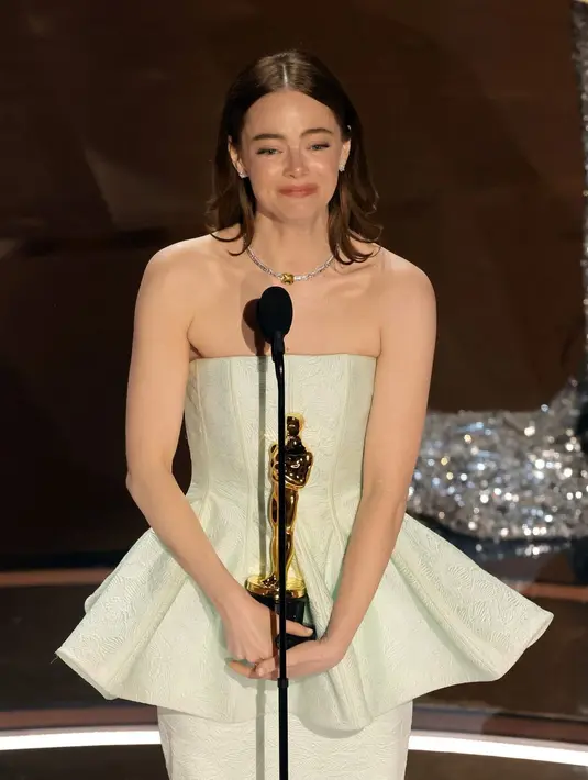 Saat naik ke atas panggung, Emma mengatakan bahwa gaunnya mungkin sobek saat ia menari mengikuti penampilan Ryan Gosling dari "I'm Just Ken." [Foto: Instagram/instylemagazine]