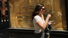 Seorang wanita berjalan di depan sebuah toko yang tutup di West Village, New York (11/4). Menurut Badan Real Estate New York (REBNY), jumlah toko tutup di New York terus meningkat. (Spencer Platt / Getty Images / AFP)