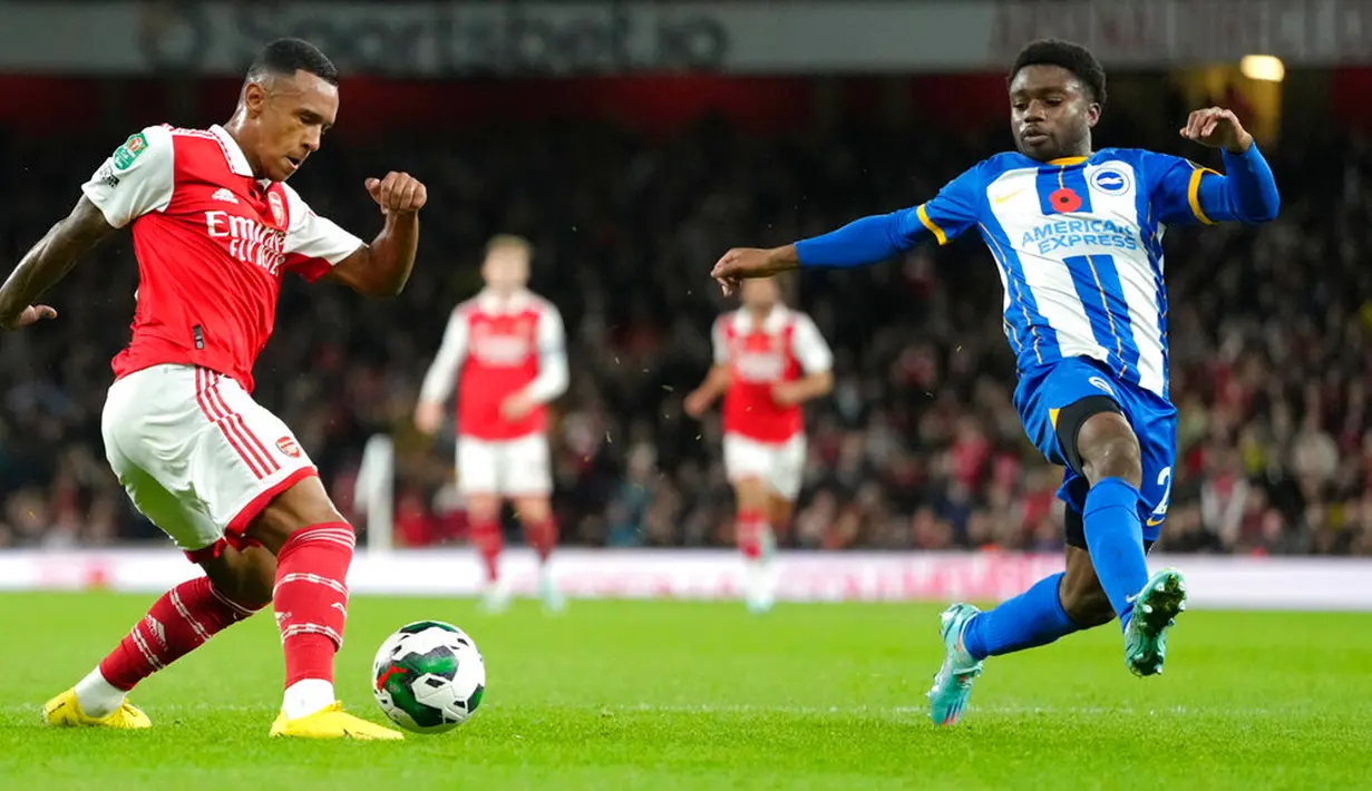 Pemain Arsenal Marquinhos (kiri) berebut bola dengan pemain Brighton and Hove Albion Tariq Lamptey pada pertandingan sepak bola putaran ketiga Piala Liga Inggris atau Carabao Cup di Emirates Stadium, London, Inggris, 9 November 2022. Arsenal tersingkir dari Carabao Cup usai kalah dari Brighton and Hove Albion dengan skor 1-3. (AP Photo/Kirsty Wigglesworth)