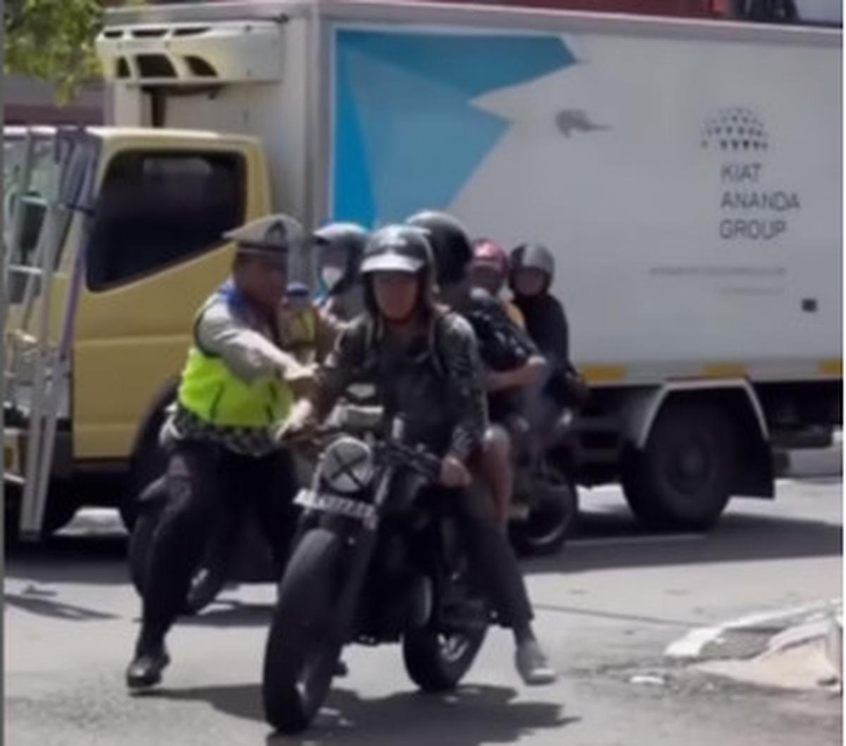 "Lokasi: arah SMP 2 Jogja," demikian dikutip dari keterangan video.