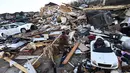 Puing-puing menutupi area di sekitar rumah-rumah yang hancur setelah badai hebat dan tornado di lingkungan West Creek Farms, Clarksville, Tennessee, Minggu (10/12/2023). (AP Photo/Mark Zaleski)