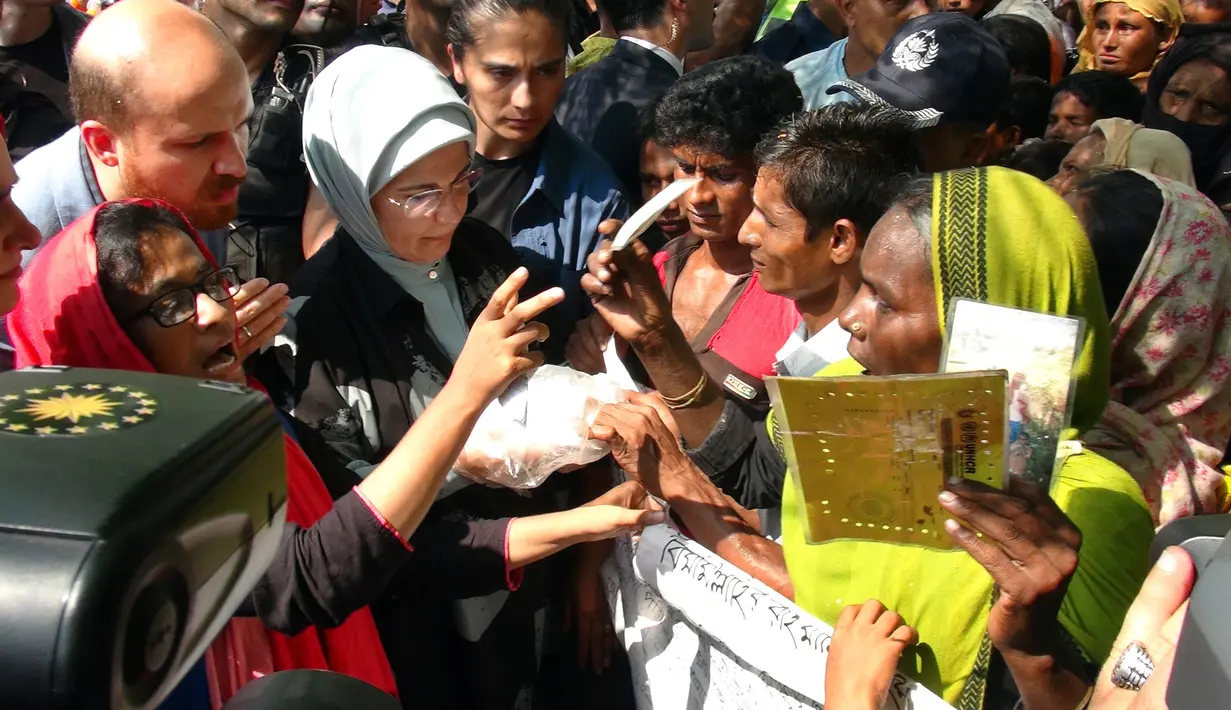 Ibu Negara Turki, Emine Erdogan menemui muslim Rohingya yang melarikan diri dari Myamnar, di kamp pengungsi Kutupalong, Bangladesh, Kamis (7/9). Kedatangannya untuk menyerahkan bantuan kepada muslim Rohingya. (Presidency Press Service via AP, Pool)