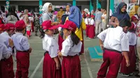 Sejumlah murid bersiap mengikuti upacara bendera pada hari pertama sekolah di SDN Pisangan 02, Ciputat, Tangerang Selatan, Senin (15/7/2019). Senin, 15 Juli 2019 merupakan hari pertama masuk sekolah tahun ajaran 2019/2020 usai libur panjang. (Liputan6.com/Faizal Fanani)