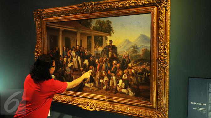 Pengunjung memperhatikan lukisan karya Raden Saleh berjudul Penangkapan Pangeran Diponegoro tahun 1857 yang dipamerkan di Galeri Nasional, Jakarta, Senin (1/8). (Liputan6.com/Gempur M Surya)