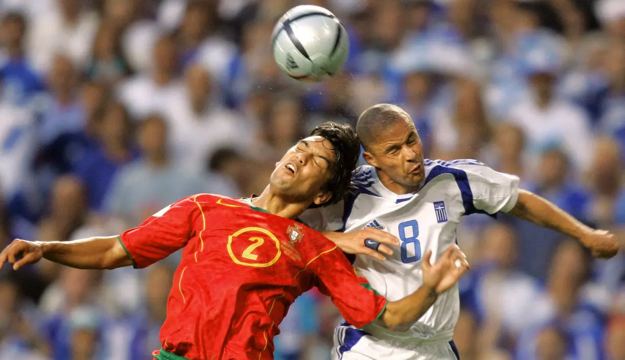 Partai final paling membekas di ajang Euro adalah laga antara Portugal melawan Yunani pada edisi 2004. Saat itu, kebanyakan orang tentu sepakat bahwa Portugal diunggulkan dengan skuat hebatnya. Namun, kenyataanya Yunani berhasil tampil mengagumkan dan memenangkan ajang tersebut. (AFP/Javier Soriano)