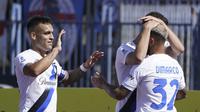 Pemain Inter Milan merayakan gol yang dicetak Federico Di Marco dalam kemenangan 1-0 atas Empoli di Castellani Stadium, Minggu (24/9/2023) sore WIB. Inter Milan menang 1-0 dalam laga ini. (Marco Bucco/LaPresse via AP)