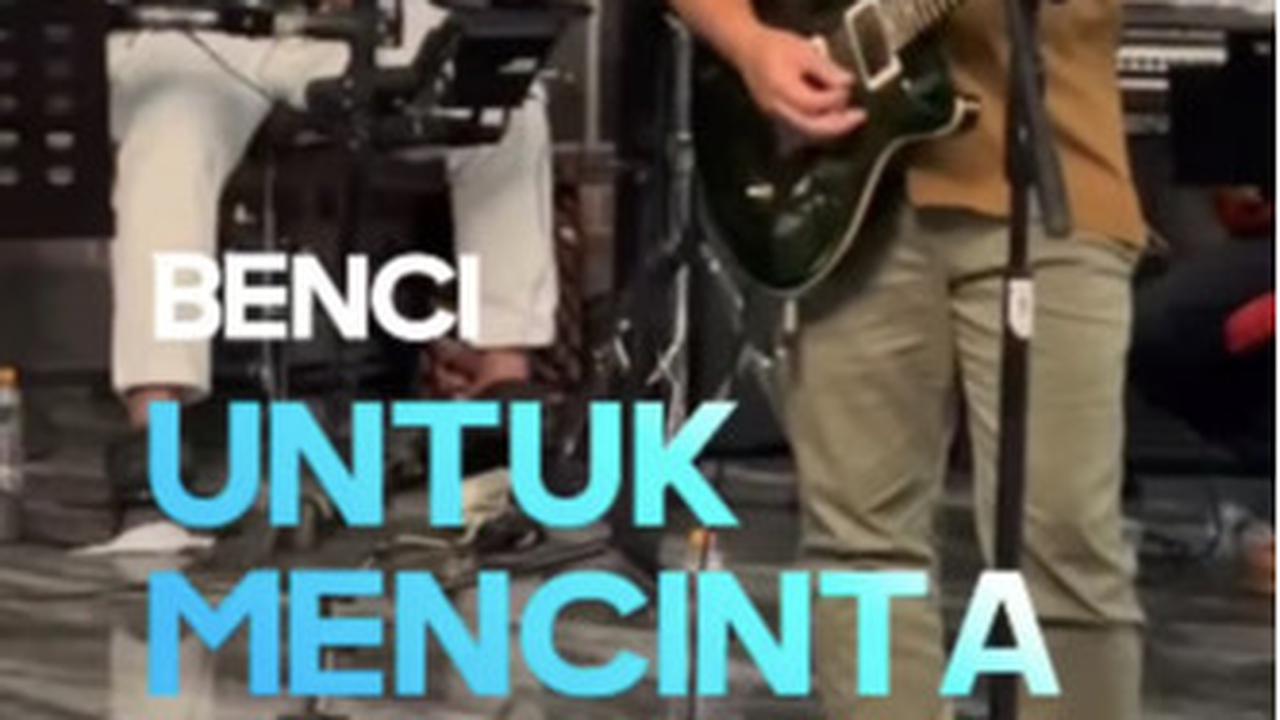 Keduanya nampak asik membawakan sebuah lagu hits dari band legenda Indonesia Naif.