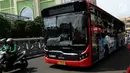 Penampakan saat Bus Transjakarta Tanah Abang Explorer melintasi Jalan KH. Mas Mansyur, Tanah Abang, Jakarta, Jumat (2/2). Sebelumnya, Bus Transjakarta Tanah Abang Explorer memiliki rute berkeliling Tanah Abang. (Liputan6.com/JohanTallo)