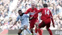 Robinho (kiri) mendapat tekanan dari dua pemain Middlesbrough, Didier Digrd (tengah) dan Robert Huth (kanan), pada laga Premier League di City of Manchester Stadium (7/2/2009). Manchester City membeli Robinho dengan harga tinggi, tapi tak sanggup memberi 