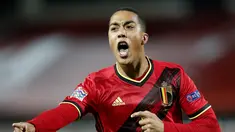 Gelandang Belgia, Youri Tielemans berselebrasi usai mencetak gol ke gawang Inggris pada pertandingan UEFA Nations League di stadion King Power di Leuven, Belgia, Minggu (15/11/2020). Belgia menang atas Inggris 2-0. (AP Photo/Francisco Seco)