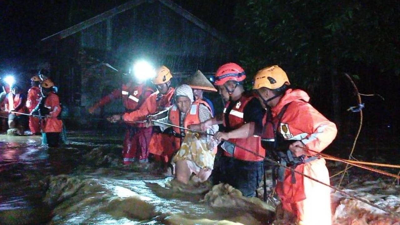 Basarnas Padang Sigap Lakukan Evakuasi Banjir Agam, Puluhan Warga Pasar Rabaa Terjebak Luapan Sungai Asam