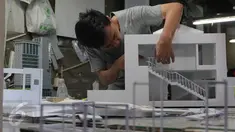 Pekerja tengah mengerjakan pembuatan maket gedung dan rumah di Pondok Aren, Tangsel, Kamis (28/1/2016). Maket tersebut dikerjakan sesuai pesanan dengan harga kisaran 5 hingga 80 juta tergantung ukuran dan tingkat kesulitan. (Liputan6.com/Angga Yuniar)