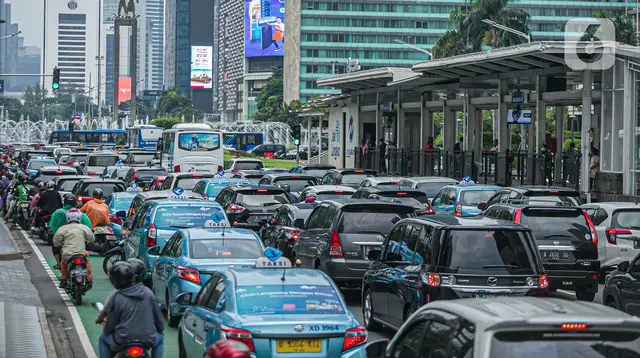 Sejumlah kendaraan terjebak kemacetan di Jalan MH Thamrin, Jakarta, Kamis (15/4/2021). Penumpukan kendaraan pada jam menjelang buka puasa menyebabkan terjadinya kemacetan di sejumlah ruas jalan di Ibu Kota. (Liputan6.com/Faizal Fanani)