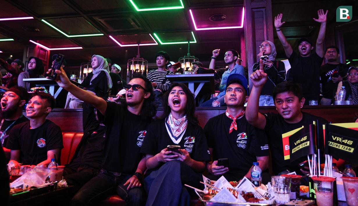 Reaksi selebritas Indonesia, Sintya Marisca saat pembalap Pramac Ducati, Jorge Martin terjatuh setelah bersenggolan dengan pembalap Repsol Honda, Marc Marquez ketika acara nonton bareng MotoGP Valencia 2023 bersama Pertamina Enduro di HW Live House, Kemang, Jakarta, Minggu (26/11/2023). (Bola.com/Bagaskara Lazuardi)