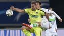 Striker Gent, Laurent Depoitre, berebut bola dengan bek Wolfsburg, Robin Knoche. Sementara Gent baru bisa mengecilkan keadaan melalui du gol di menit ke 80 dan 89. (AFP/John Thys)