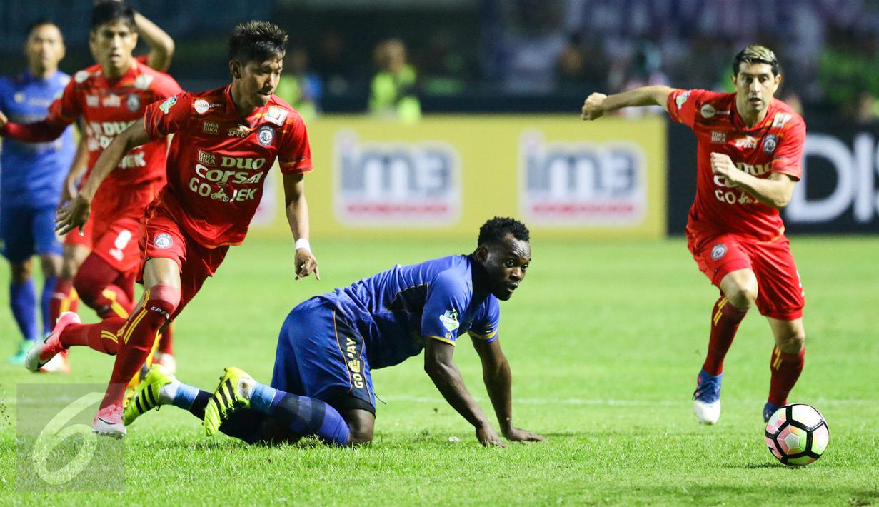 Gelandang Persib, Michael Essien berusaha merebut bola dari kejaran dua pemain Arema FC pada laga perdana Liga 1 2017 di Stadion Gelora Bandung Lautan Api, Sabtu (15/4). Menjamu Arema, Persib hanya mampu bermain imbang 0-0. (Liputan6.com/Yoppy Renato)