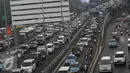 Kendaraan terjebak kemacetan di Jalan Gatot Subroto dan tol dalam kota, Jakarta, Selasa (30/8). (Liputan6.com/Immanuel Antonius)