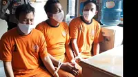 AS, D dan OW warga kota Tasikmalaya dan Ciamis yang merupakan trio sahabat karib itu, akhirnya ditangkap jajaran Polres Tasikmalaya, setelah berhasil mencuri puluhan tabung gas di salah satu gudang penyimpanan milik anggota DPRD Tasikmalaya. (Liputan6.com/Jayadi Supriadin)