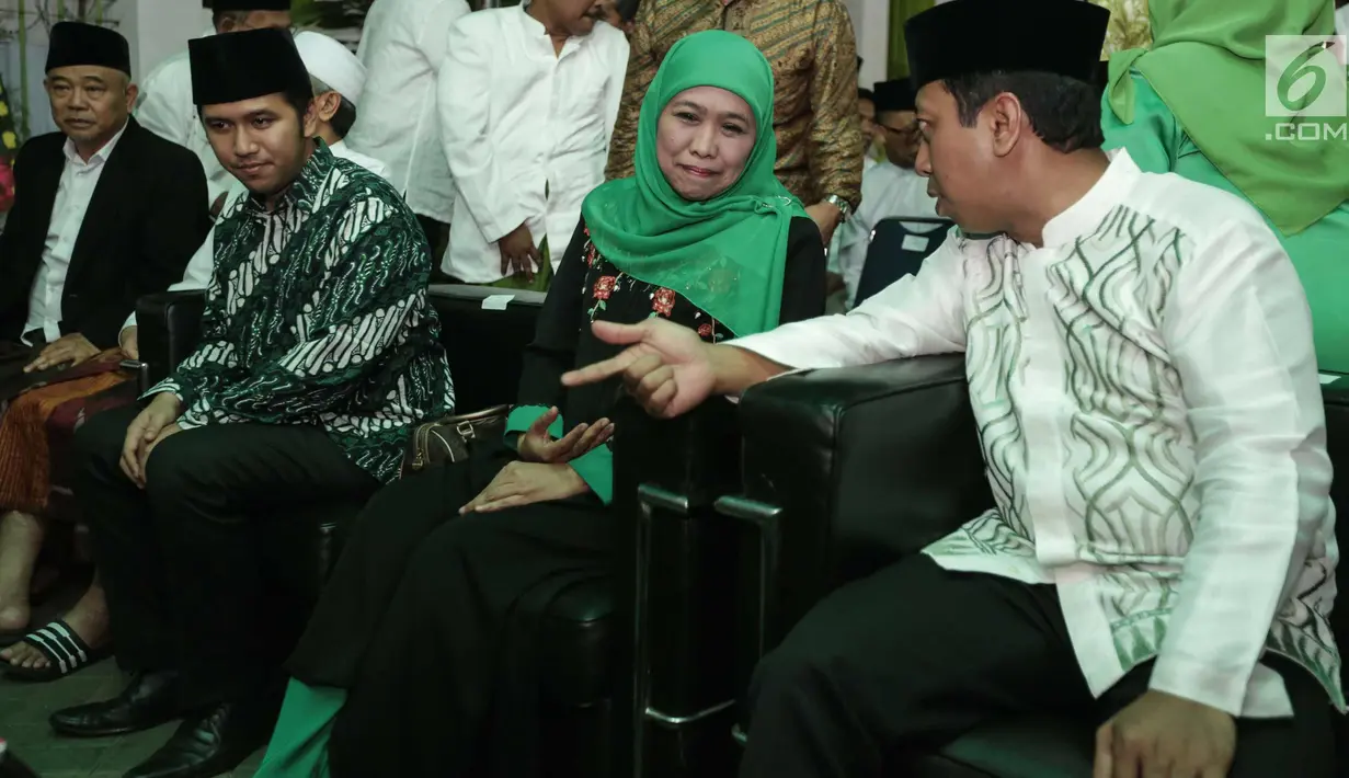 Calon Gubernur dan Wagub Jawa Timur, Khofifah Indar Parawansa (tengah) berbincang dengan Ketua Umum DPP PPP Muhammad Romahurmuziy saat acara tasyakuran harlah ke-45 PPP di Kantor DPP PPP, Jakarta, Jumat (5/1). (Liputan6.com/Faizal Fanani)