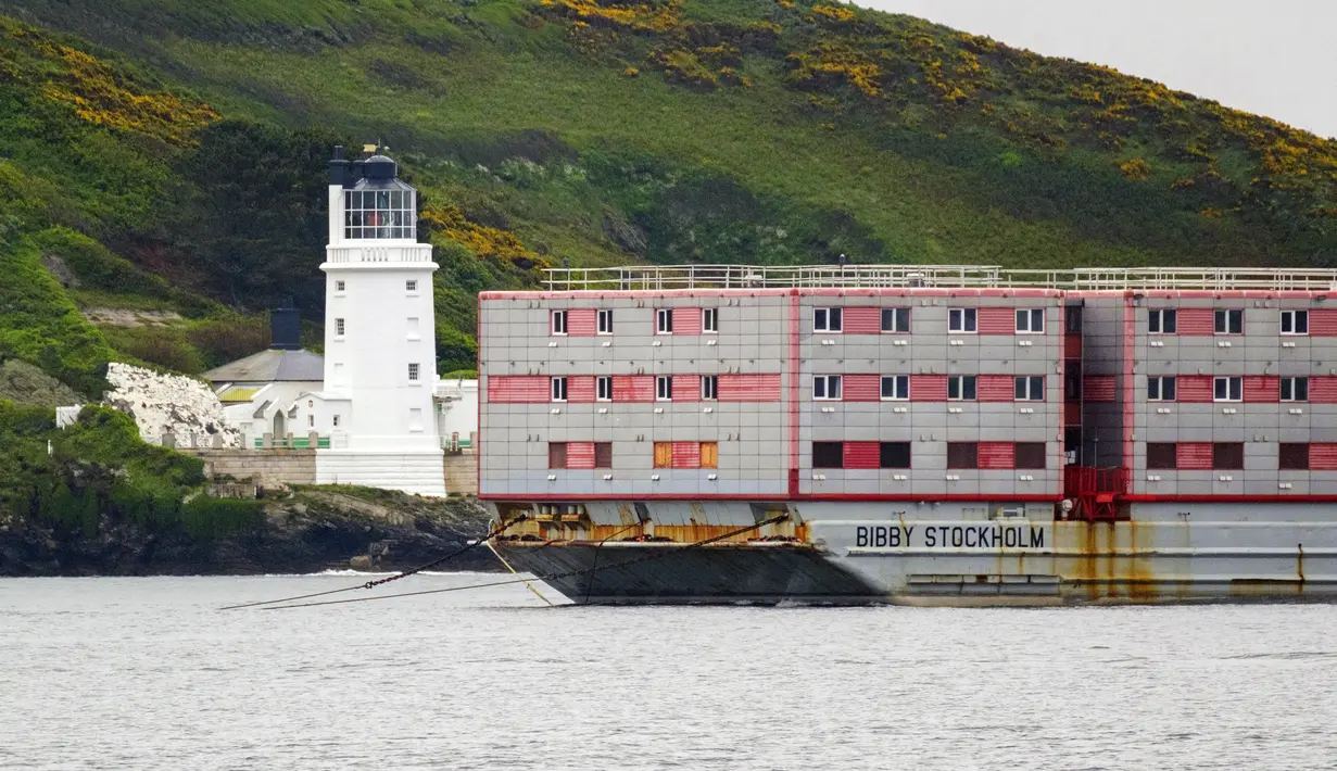 Kapal tongkang telah ditarik dari bekas tempat berlabuhnya di Italia, tiba di pelabuhan Falmouth, Cornwall, pada dini hari Selasa. (Matt Keeble/PA via AP)
