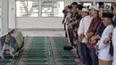 Sejumlah kerabat dan keluarga bersiap menyalatkan jenazah ayah Olla Ramlan, Muhammad Ramlan di masjid sekitar rumah duka di Jakarta, Selasa (5/6). (Liputan6.com/Faizal Fanani)