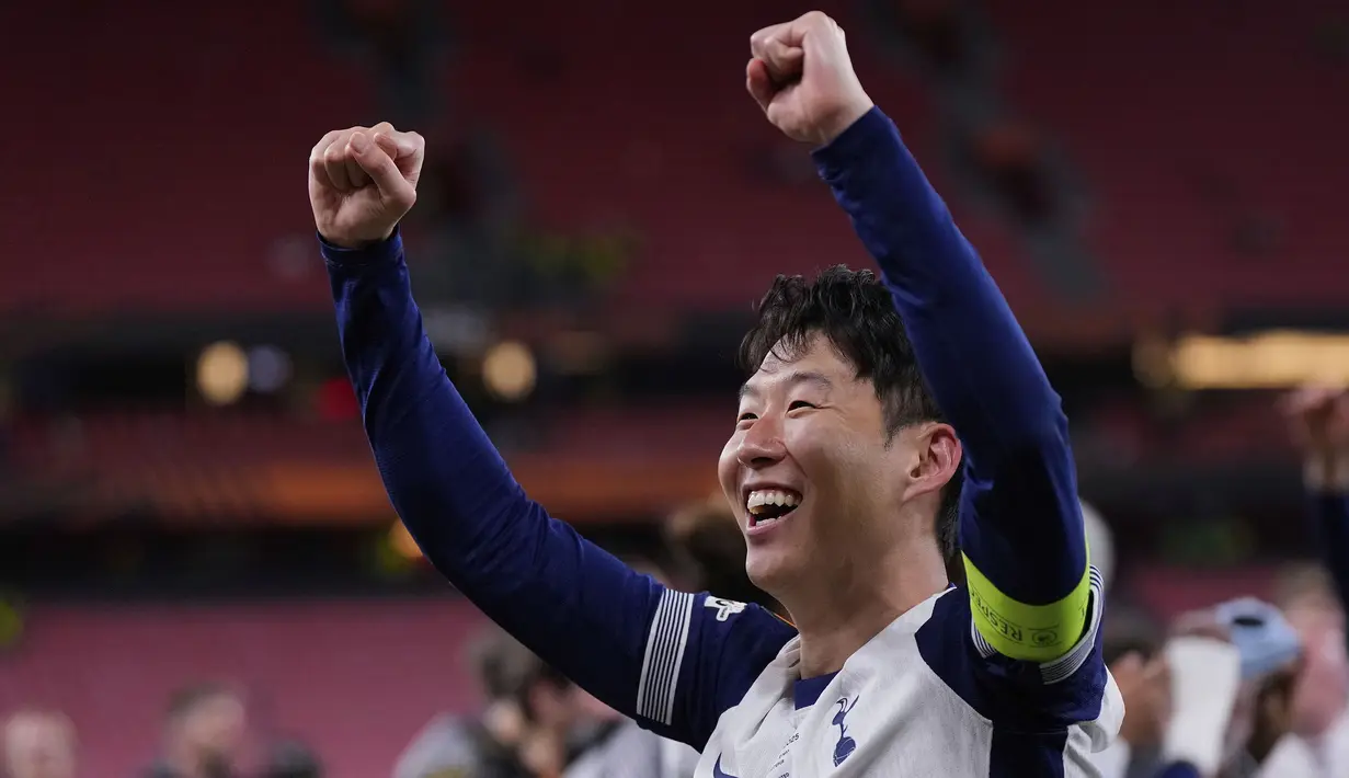 Pemain Tottenham Hotspur, Son Heung-min merayakan kemenangan atas Manchester United dalam final Liga Europa 2024/2025 di Stadion San Mames, Bilbao, Spanyol, Kamis (22/05/2025) WIB. Tottenham menang dengan skor 1-0 atas Manchester United. (AP Photo/Manu Fernandez)