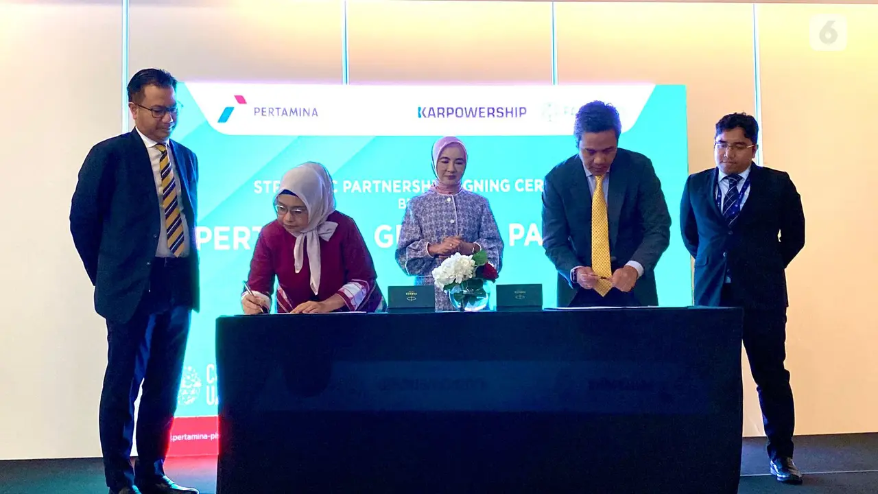 Pertamina New & Renewable Energy (Pertamina NRE) dan Otorita Ibu Kota Nusantara (OIKN) melakukan perjanjian studi bersama (joint study agreement/JSA) (Liputan6.com/Teddy Tri Setio Berty).