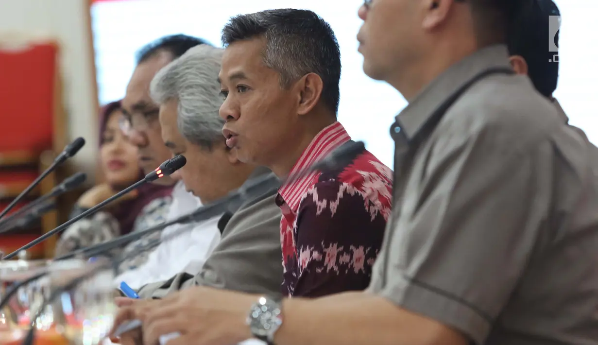 Komisioner KPU, Wahyu Setiawan (tengah) memimpin rapat bersama perwakilan parpol, Jakarta, Rabu (27/2). Rapat membahas jadwal kampanye dan rapat umum serta sosialisasi fasilitasi iklan kampanye Pemilu 2019 di media massa. (Liputan6.com/Helmi Fithriansyah)