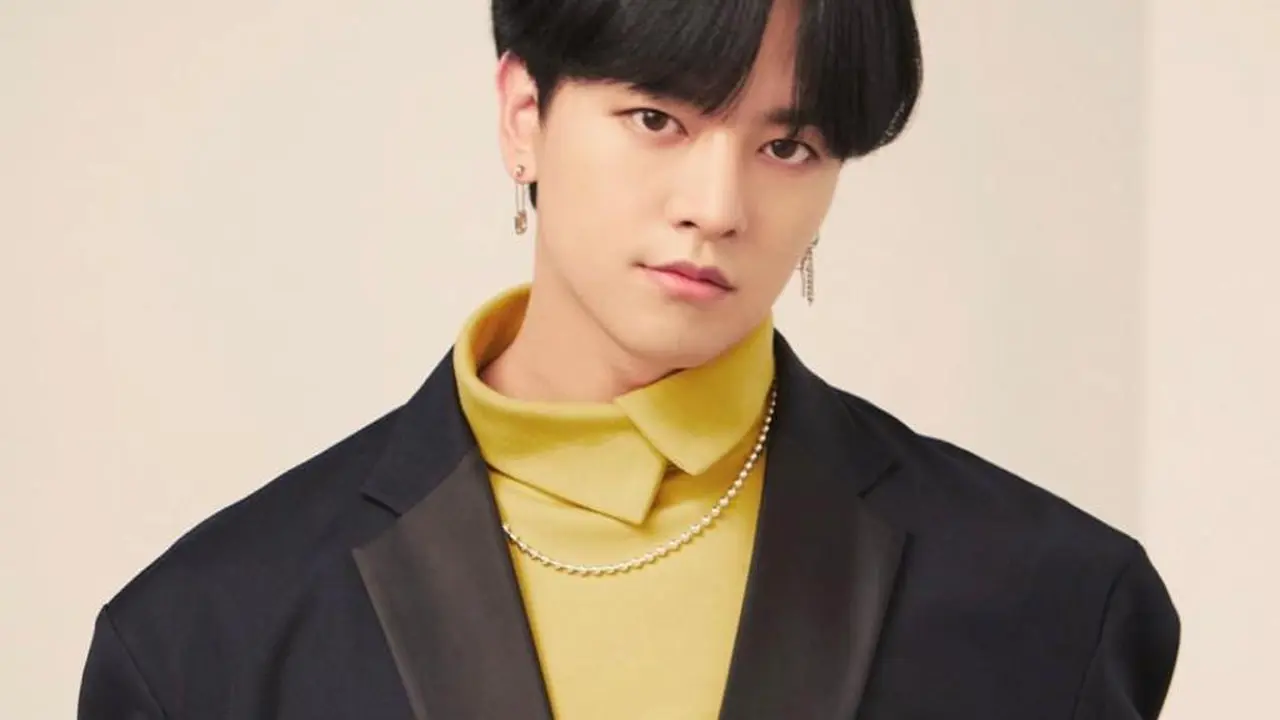 Ravn Oneus dengan anting rantai