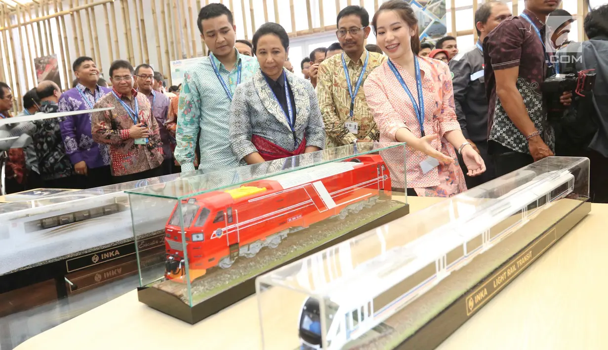 Menteri BUMN Rini Soemarno mengunjungi stand milik perusahaan BUMN selama IMF-WB 2018, Bali, Selasa (9/10). Sekitar 150 UMKM dari 64 kab/kota diseluruh Indonesia ambil bagian di acara tersebut. (Liputan6.com/Angga Yuniar)