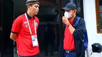 Pelatih Persikabo, Liestiadi (kanan) sedang berbincang dengan Head Media Officer Persikabo, Nandang Permana. (Dokumentasi Persikabo)