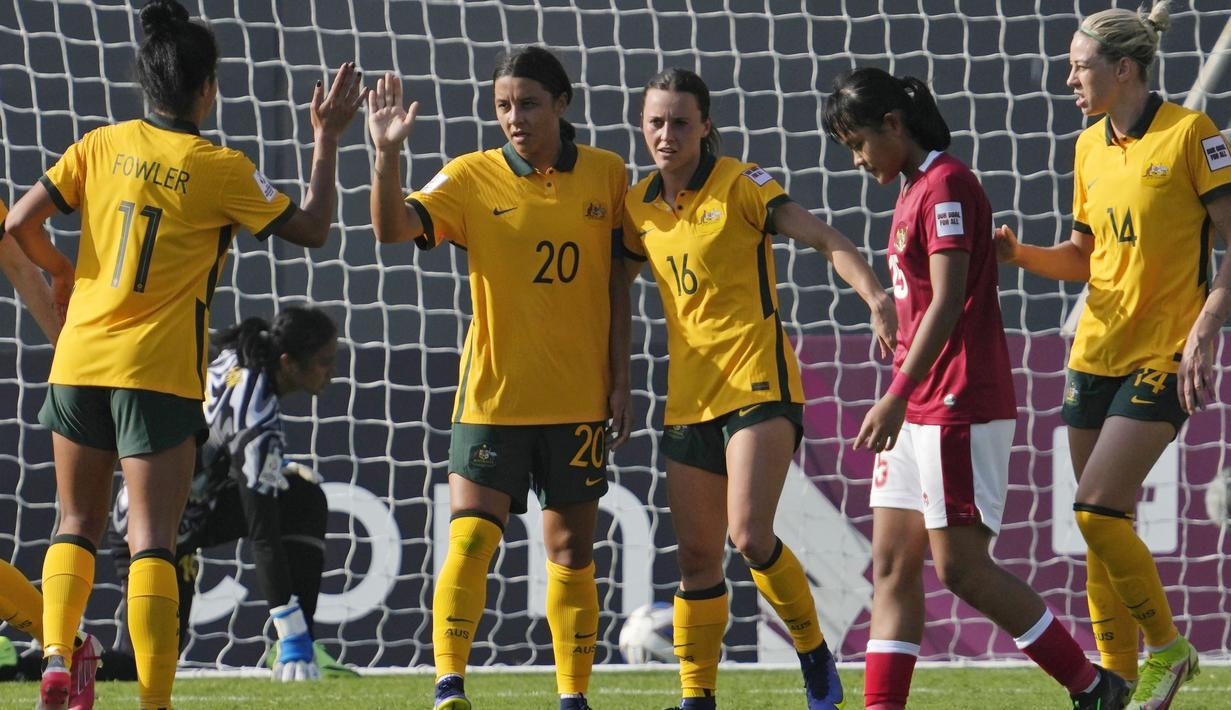 Pertandingan beda kelas ini pun dimenangkan oleh Australia dengan skor telak 18-0. (AP/Rajanish Kakade)