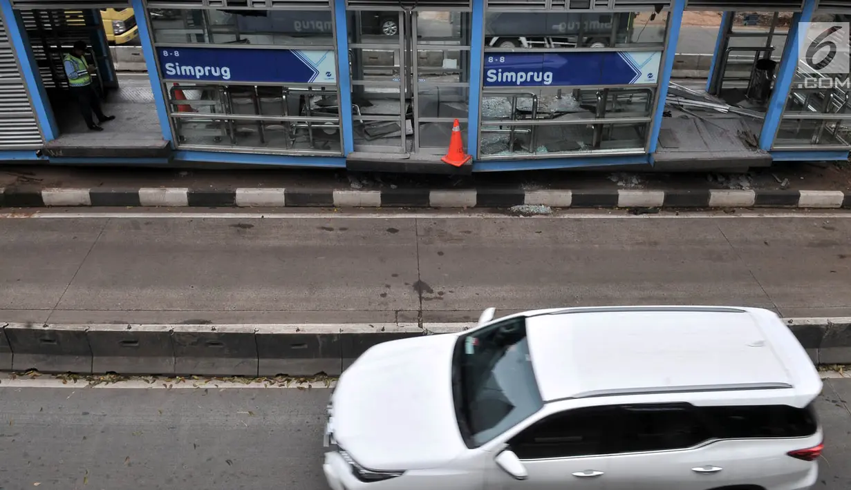 Kendaraan melintas di depan Halte Transjakarta Simprug, Jakarta, Kamis (19/4). Kondisi halte rusak parah usai tertabrak truk kontainer. (Merdeka.com/Iqbal Nugroho)