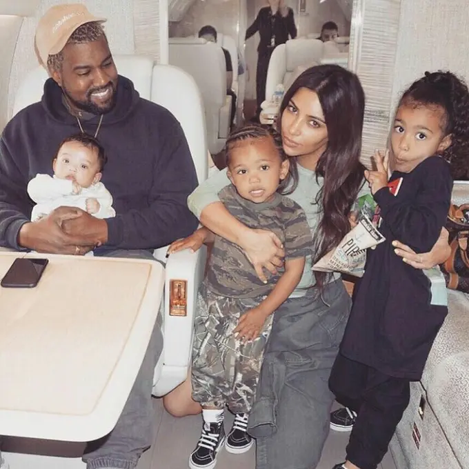 Sukses Jalani Co-Parenting, Intip 5 Gaya Kompak Kim Kardashian dan Kanye West Sebelum Bercerai