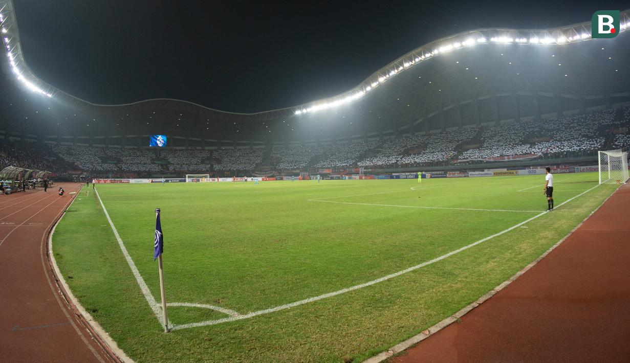 Puncaknya saat laga menunjukkan menit ke-14. Seluruh penjuru Stadion Patriot Candrabhaga bernyanyi dan melakukan koreografi untuk sang pemain. (Bola.com/Bagaskara Lazuardi)