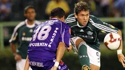 Striker Palmeiras, Keirrison (kanan) berduel dengan pemain Real Potosi, Bolivia, Paz Garcia di Libertadores Cup yang digelar di Palestra Italia stadium, in Sao Paulo, 29 Januari 2009. AFP PHOTO / Nelson ALMEIDA. 