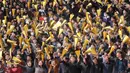 Para penonton yang memadati Stadion Kim Il Sung memberikan dukukangan kepada para pelari yang mengikuti ajang Pyongyang International Marathon 2025 di Pyongyang, Korea Utara, Sabtu (06/04/2025). (AP Photo/Cha Song Ho)