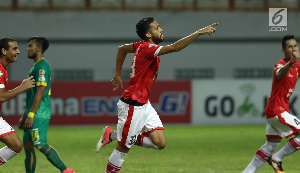 Bek Persija, Willian Pachecho berlari usai mencetak gol ke gawang Sriwijaya FC pada lanjutan Liga 1 Indonesia di Stadion Wibawa Mukti, Cikarang Kab Bekasi, Jumat (16/6). Persija unggul 1-0 atas Sriwijaya FC. (Liputan6.com/Helmi Fithriansyah)