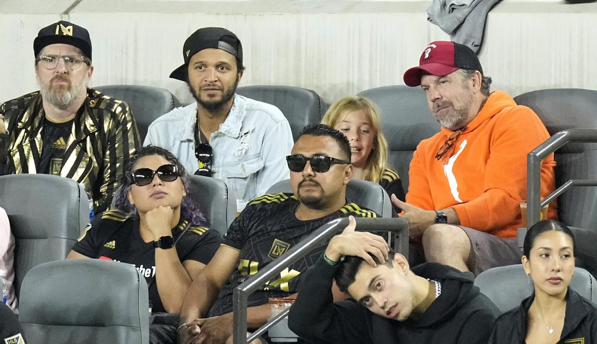 Aktor Jason Sudeikis (kanan) bersama Brendan Hunt (kiri) menikmati laga lanjutan Major League Soccer (MLS) antara Los Angeles FC melawan Inter Miami di Stadion BMO, Senin (04/09/2023) WIB. (AP Photo/Mark J. Terrill)