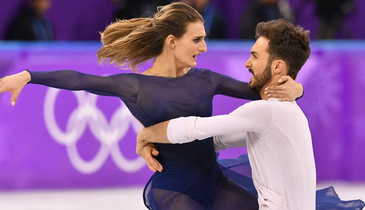 Atlet ice dancer Prancis, Gabriella Papadakis dan Guillaume Cizeron tampil bertanding di Olimpiade Musim Dingin Pyeongchang 2018, Selasa (20/2). Belum hilang dari ingatan publik, kini Gabriella kembali membuat heboh. (Mladen ANTONOV/AFP)