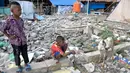 Dua orang anak berdiri dekat kambing untuk hewan kurban di kawasan Kampung Akuarium, Jakarta, Senin (12/9). Ratusan warga korban gusuran Kampung Akuarium Pasar Ikan merayakan Idul Adha 1437 H di antara reruntuhan rumah mereka. (Liputan6.com/Yoppy Renato)