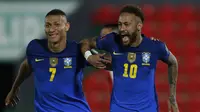Striker Brasil, Neymar (kanan) bersama Richarlison melakukan selebrasi usai mencetak gol pertama Brasil ke gawang Paraguay dalam laga kualifikasi Piala Dunia 2022 Zona Conmebol di Defensores del Chaco Stadium, Asuncion, Selasa (8/6/2021). Brasil menang 2-0 atas Paraguay. (AP/Jorge Saenz)