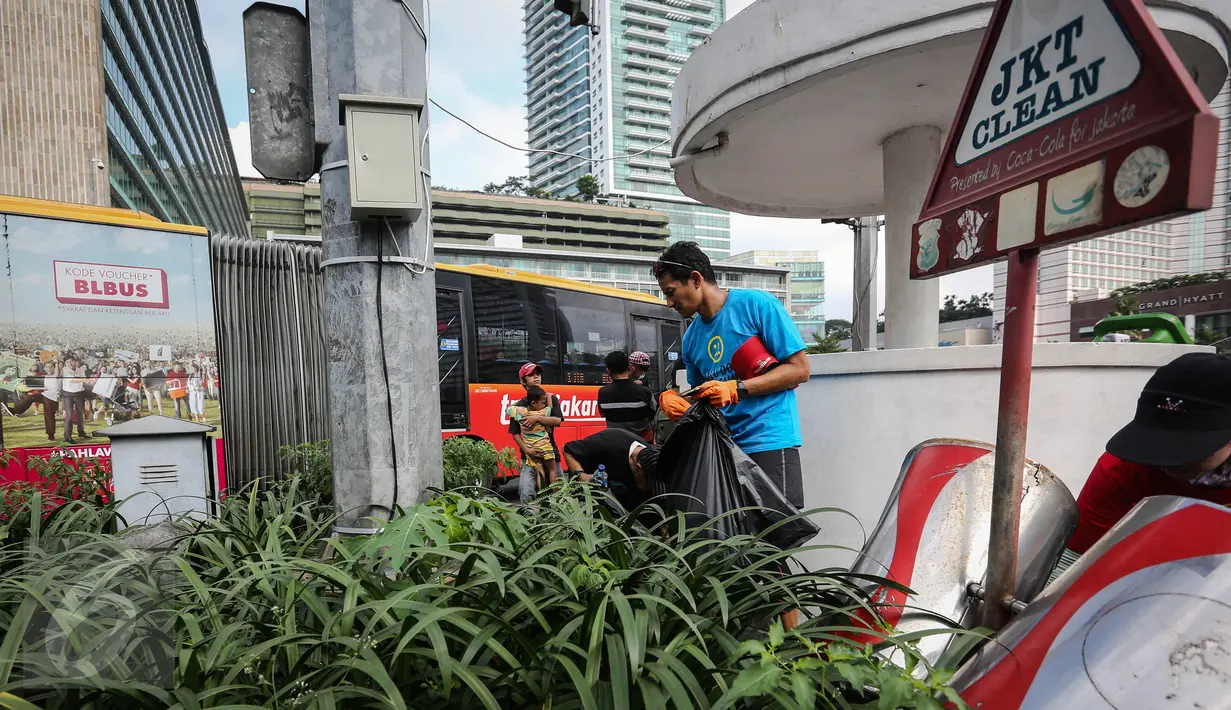 Bakal calon (balon) Gubernur DKI Jakarta Sandiaga Uno bersama relawan bersihkan sampah saat Car Free Day dikawasan Bunderan HI, Jakarta, Minggu (27/3/2016). Sandiaga Uno bakal calon Gubernur DKI Jakarta dari partai Garinda. (Liputan6.com/Faizal Fanani)