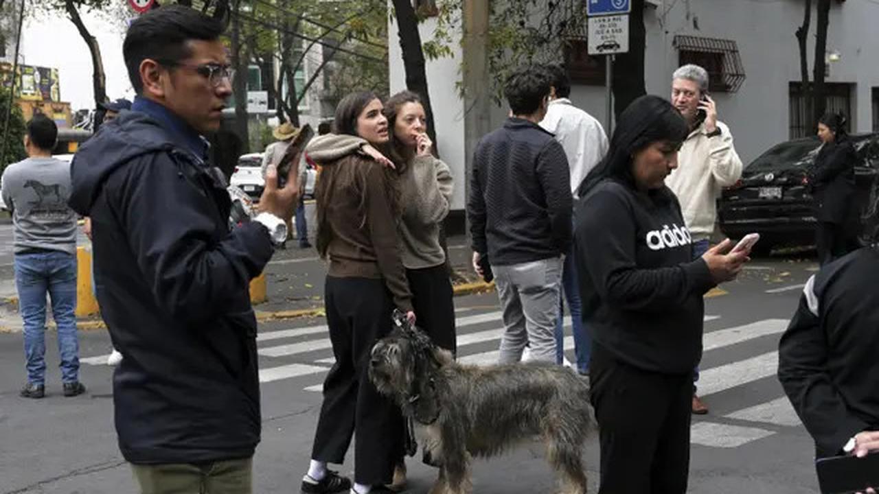 Gempa bumi berkekuatan magnitudo 5,7 mengguncang kawasan Mexico City, Meksiko, pada Kamis (7/12/2023). Guncangan gempa membuat orang-orang panik dan ketakutan. Mereka sampai lari berhamburan ke jalanan.