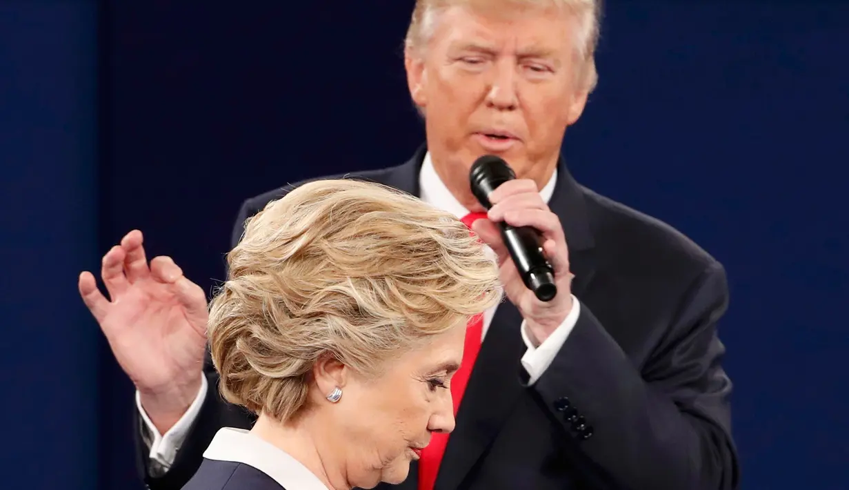 Donald Trump berbicara saat debat capres AS di Washington University, St Louis, AS, Minggu (9/10).  Pembawa acara dari CNN menyinggung soal pernyataan Trump yang melecehkan perempuan, yang langsung dibantah capres Republik itu. (REUTERS/Jim Young)