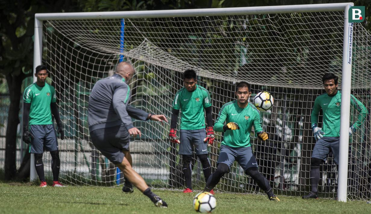 Kiper Timnas Indonesia, Andritany Ardhiyasa, berusaha menangkap bola saat latihan di Lapangan ABC Senayan, Senin (19/2/2018). Latihan ini merupakan persiapan jelang Asian Games 2018. (Bola.com/Vitalis Yogi Trisna)