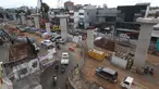 Sejumlah kendaraan melaju di Jalan Fatmawati Raya yang sebagian ruas jalannya ditutup, Jakarta, Kamis (9/2). Penutupan sebagian Jalan Fatmawati untuk mempercepat pembangunan struktur layang proyek Mass Rapid Transit (MRT). (Liputan6.com/Angga Yuniar)